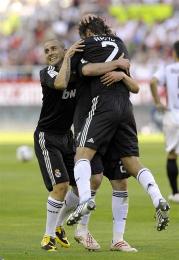 橙衣军团来袭！荷兰第12次跻身世界杯正赛，此前3次获得亚军（橙衣军团再出征：荷兰第12次晋级世界杯正赛，曾三度屈居亚军）