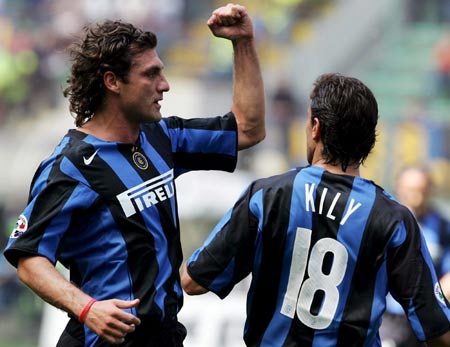 迪乌夫：过去我从没踢过右路，但只要能帮助球队我都愿意去做（迪乌夫：从未踢过右路，为球队愿尝试一切）