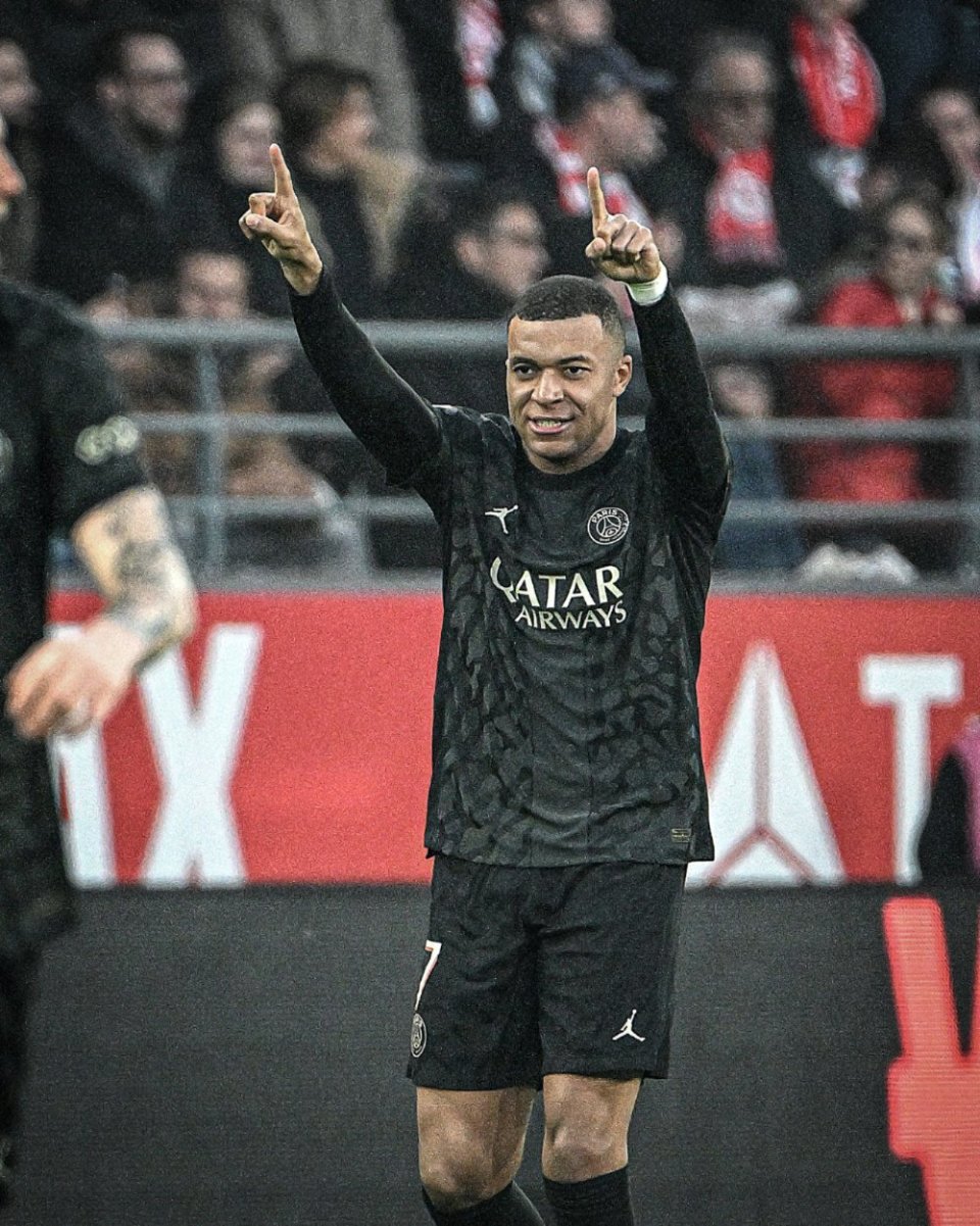 凯恩切换到“全能战士”模式，拜仁可以专心打欧冠了！（凯恩开启全能战士模式，拜仁可专注欧冠征程！）