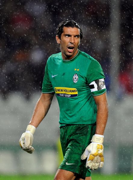 本世纪德甲戴帽数前10：莱万384场16次第1，凯恩76场10次第3（德甲本世纪帽子戏法前十：莱万384场16次居首，凯恩76场10次第三）