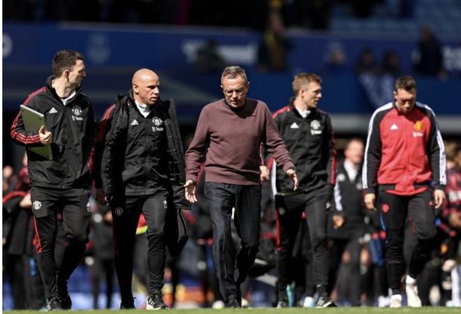 FM26逆天Bug，外场球员“闪现”至门前挡出对方主罚的点球（FM26离谱Bug：外场球员瞬移到门前封堵对手点球）