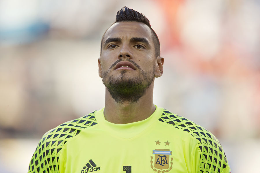 致敬李惠堂，赞助商犀旺送给魏祥鑫一颗柚子足球（向李惠堂致意，赞助商犀旺为魏祥鑫献上柚子足球）