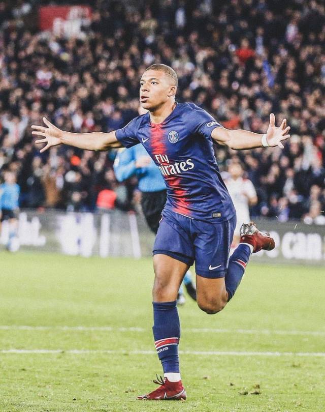 曼联7000万英镑签下亚当·沃顿的交易在水晶宫承认拜仁计划从老特拉福德挖角后加速进行。（水晶宫证实拜仁意图从老特拉福德挖角后，曼联以7000万英镑签下亚当·沃顿的交易加速推进）